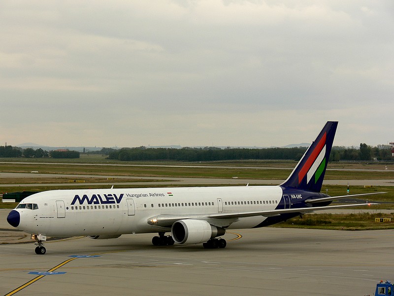 File:Malév Boeing 763.jpg - Wikipedia