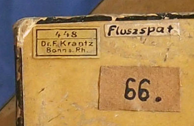 File:Modell eines Kristalls des Minerals Flussspat (Zwilling) -Krantz 448- (2), label.jpg