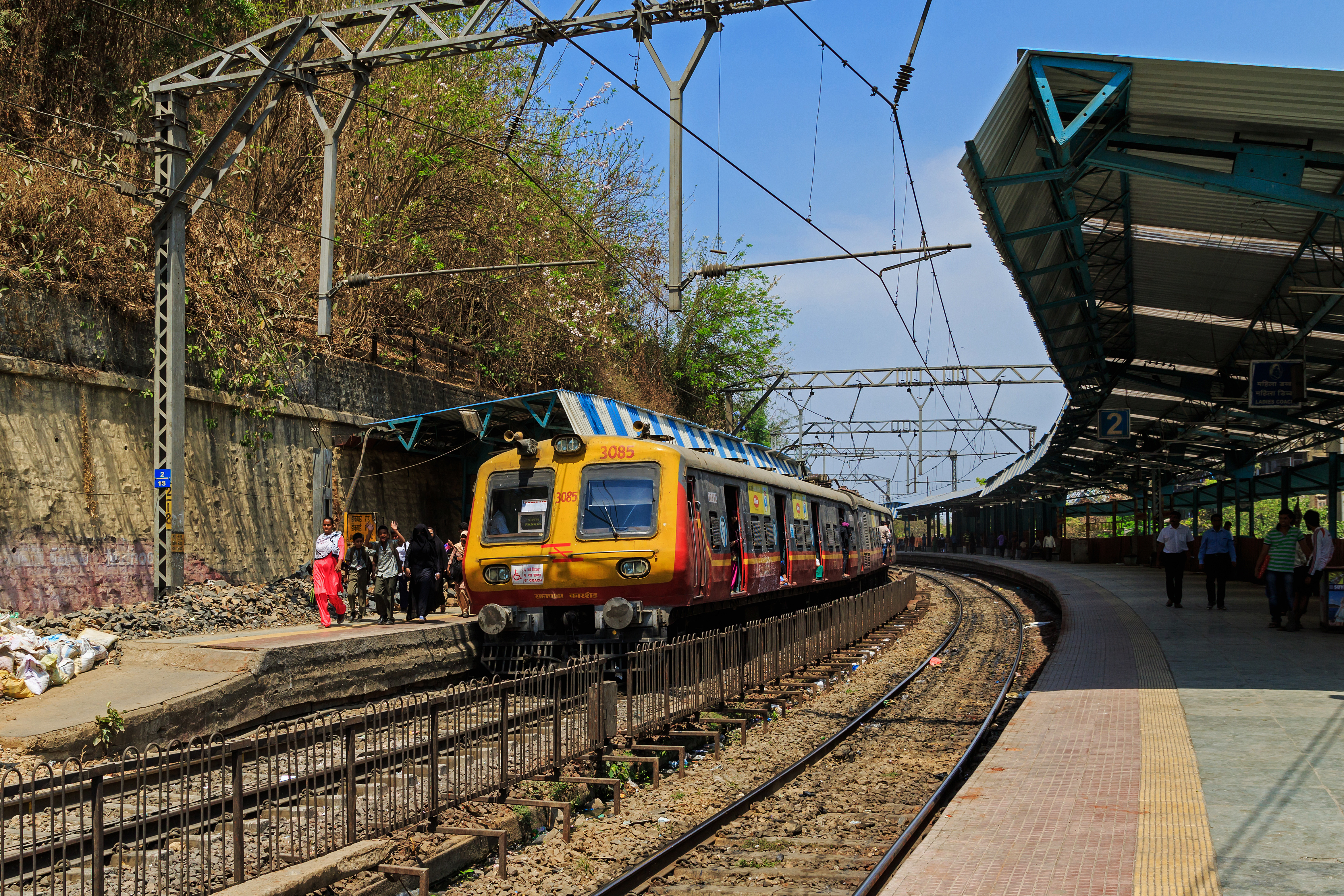 Railway road. Станции ЖД Мумбаи. Железная дорога до Мумбая. Мумбаи вокзал ЖД платформы. Железная дорога Бомбей—Тхана.