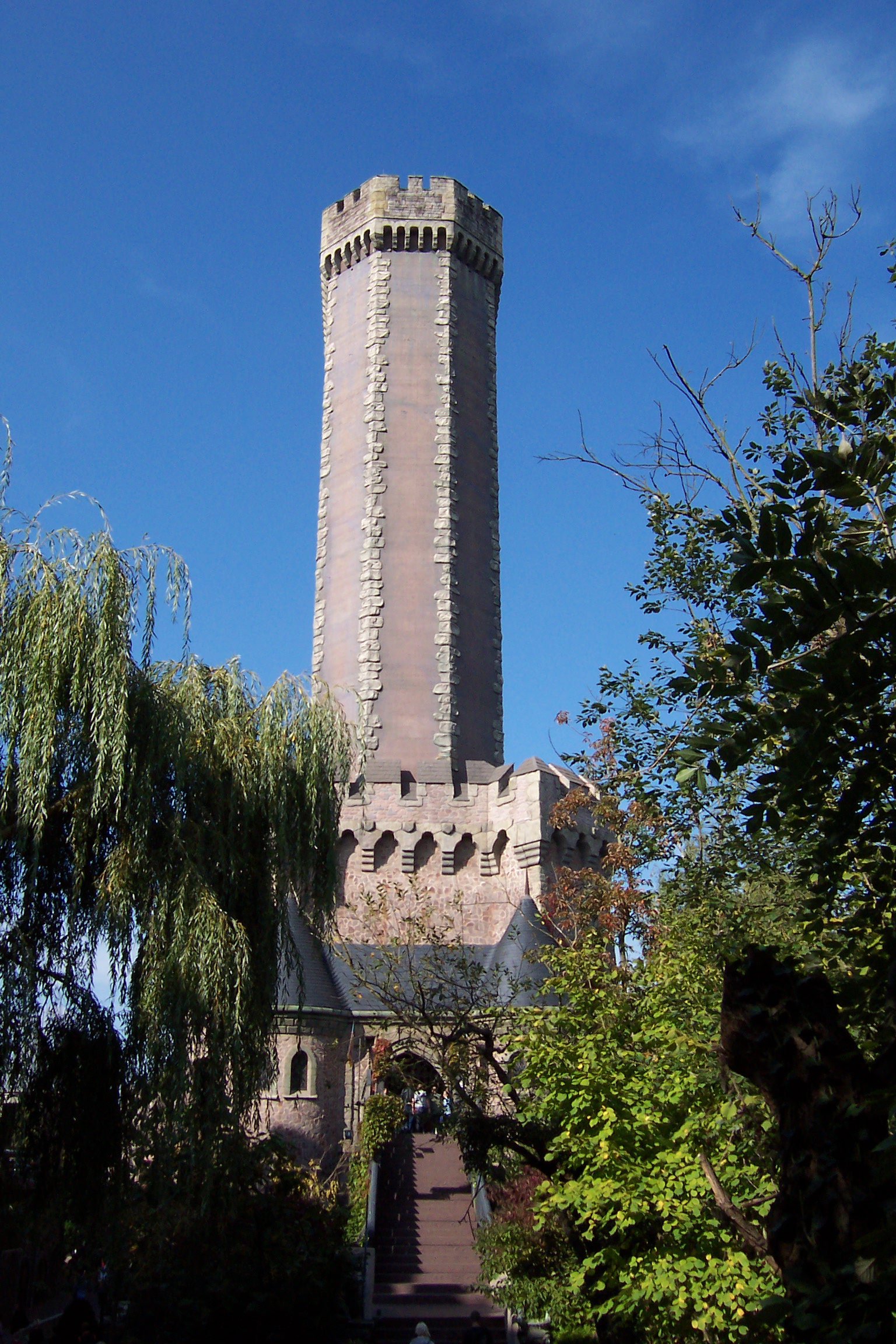 Mysterious castle. Phantasialand Mystery Castle. Башня Интамин. Mystery Castle. Достопримечательности AQUITEN.