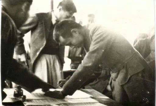 Aung San signs the Panlong Agreement on 12 February 1947.