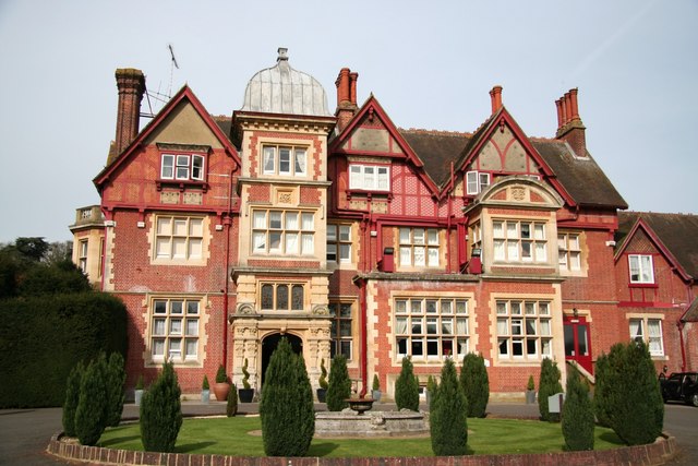 File:Pendley Manor Hotel - geograph.org.uk - 787466.jpg