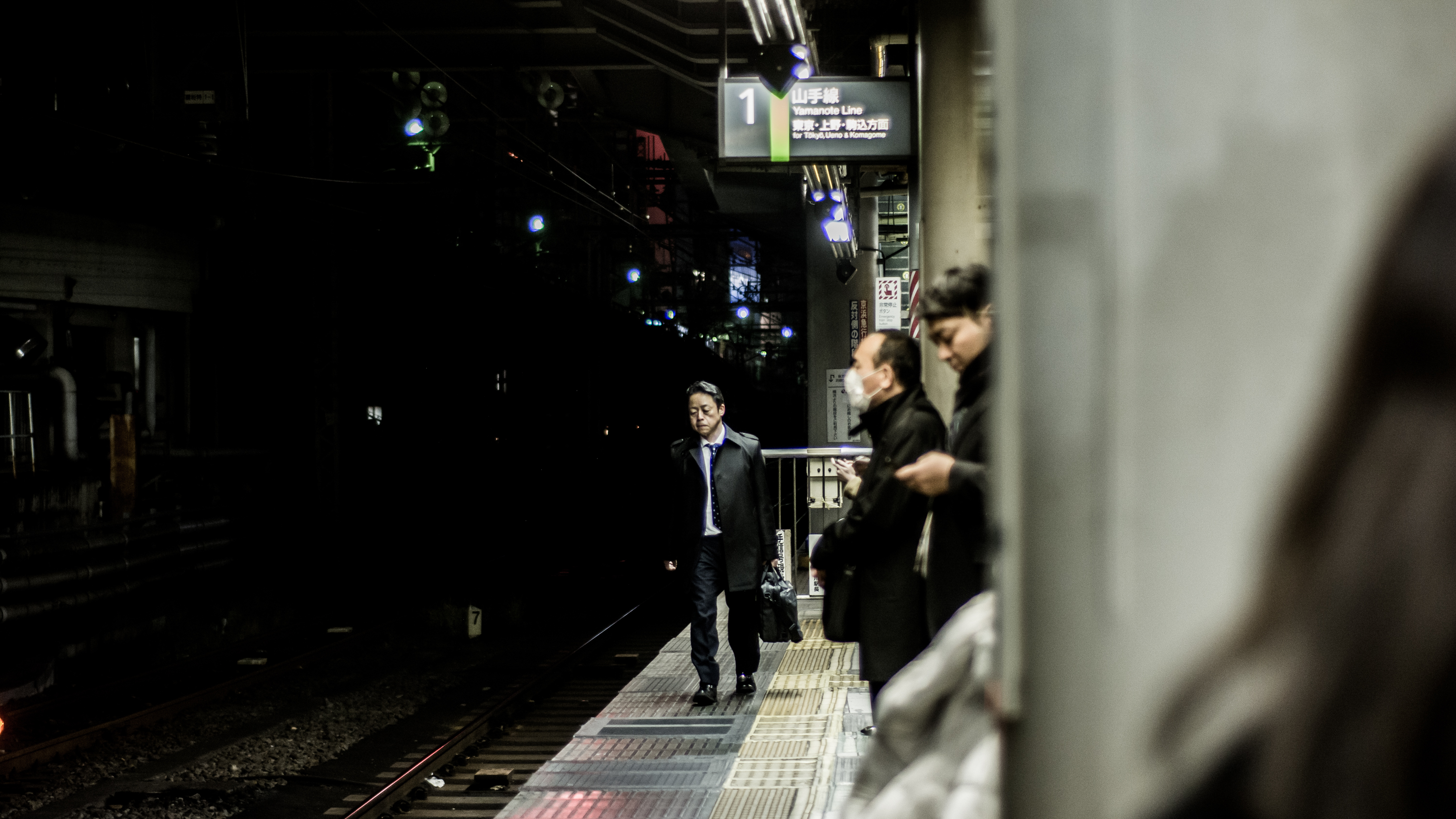 Were there people on the train. Толпа в Московском метро. Subway people. Wait on the platform.