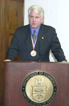 Роберт Меткалф на врученні Національної медалі технологій та інновацій (2003)
