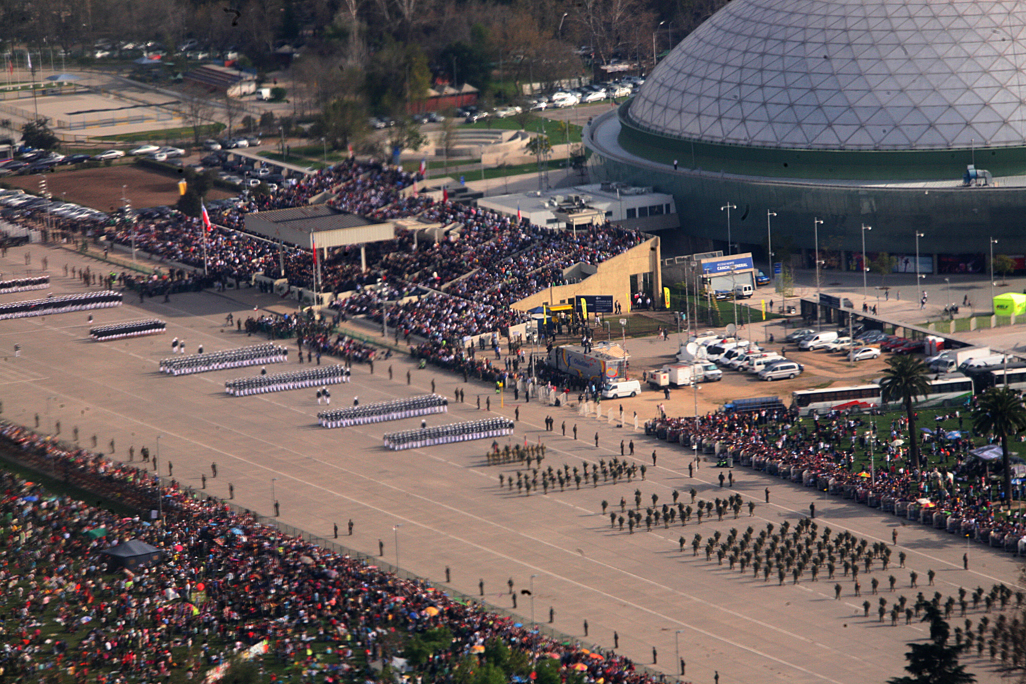 Parada militar 2021: homenaje a «primera línea» del combate al Covid-19