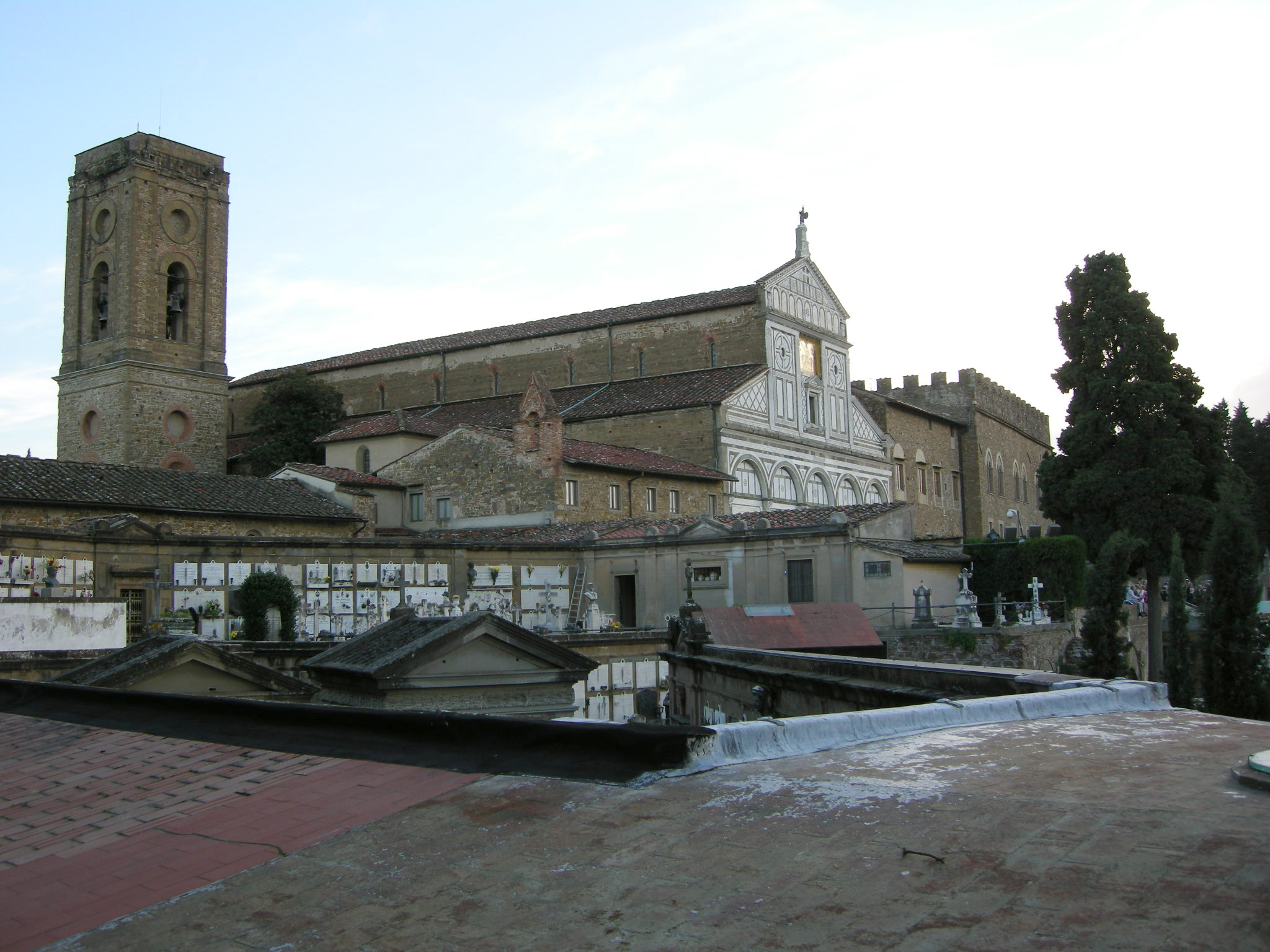 San Miniato al Monte, veduta laterale, e la parte più antica del Cimitero delle Porte Sante di fronte a San Miniato