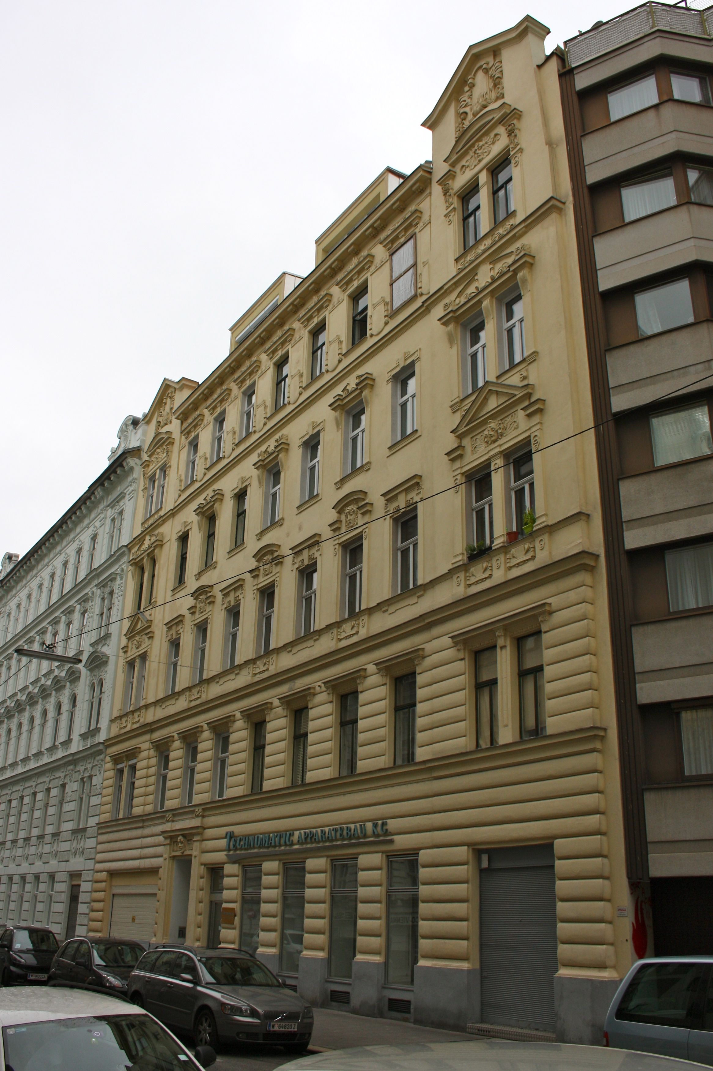 File:Siebensterngasse 33 Luftschutzsirene 2.jpg - Wikimedia Commons