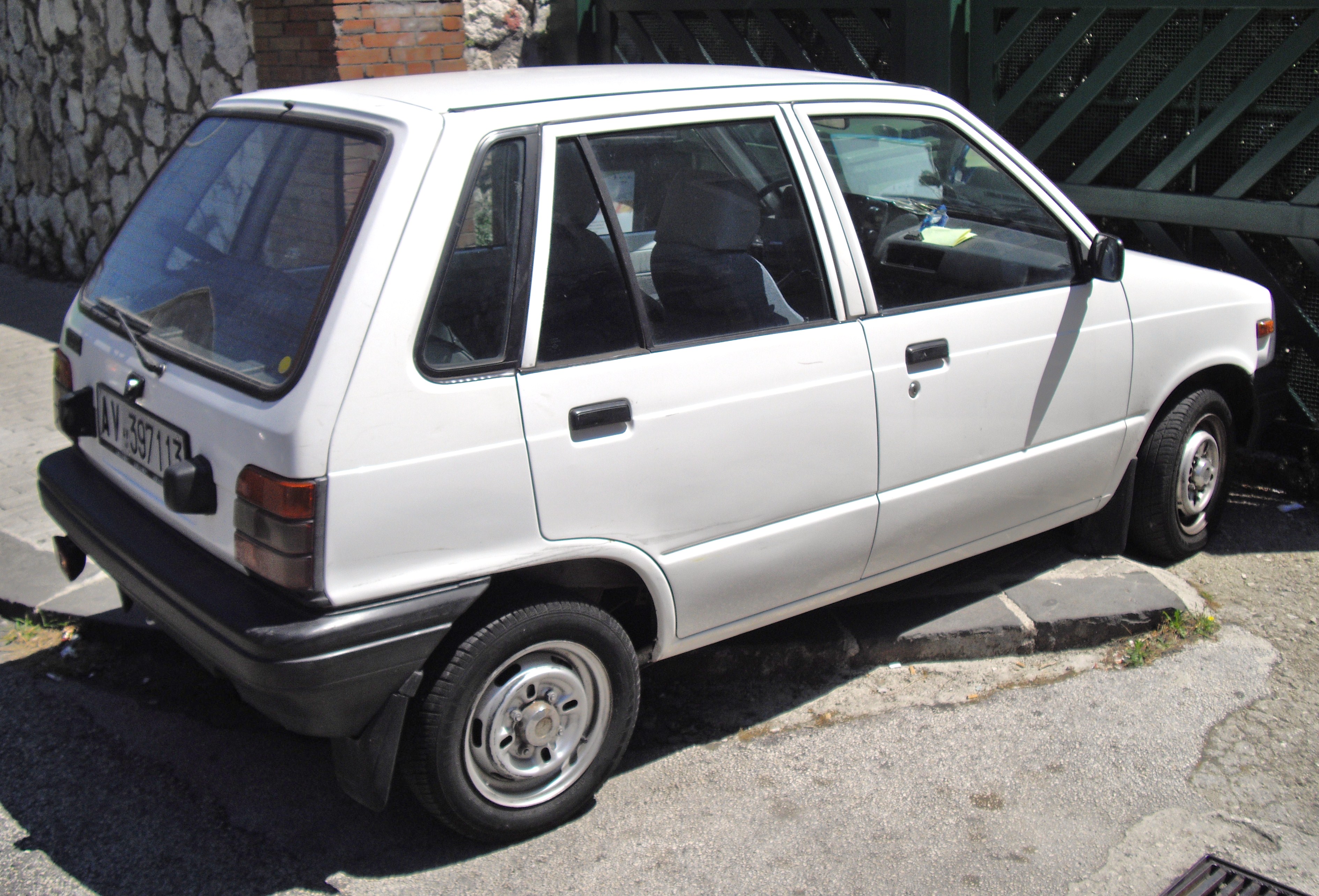 White Maruti 800 Modified