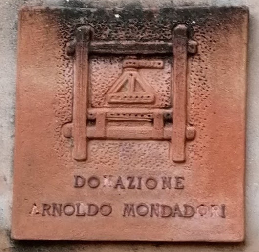 File:Targa commemorativa di Arnoldo Mondadori nel primo cortile di Palazzo Te - Mantova.jpg