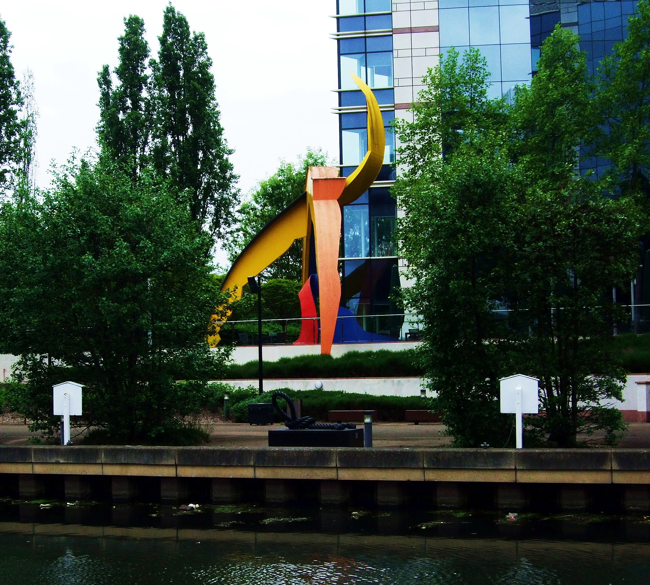 File The Glaxosmithkline Sculpture Brentford London Jpg Wikimedia Commons