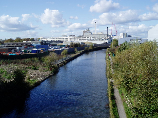 The Grand union canal looking west from The Parkway - geograph.org.uk - 1018945