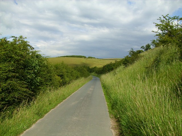 The road to Huggate - geograph.org.uk - 1399874