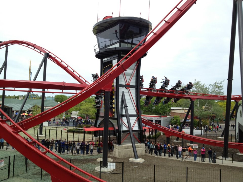 Datei Train Going Through The Keyhole On X Flight At Six Flags Great America Jpg Wikipedia
