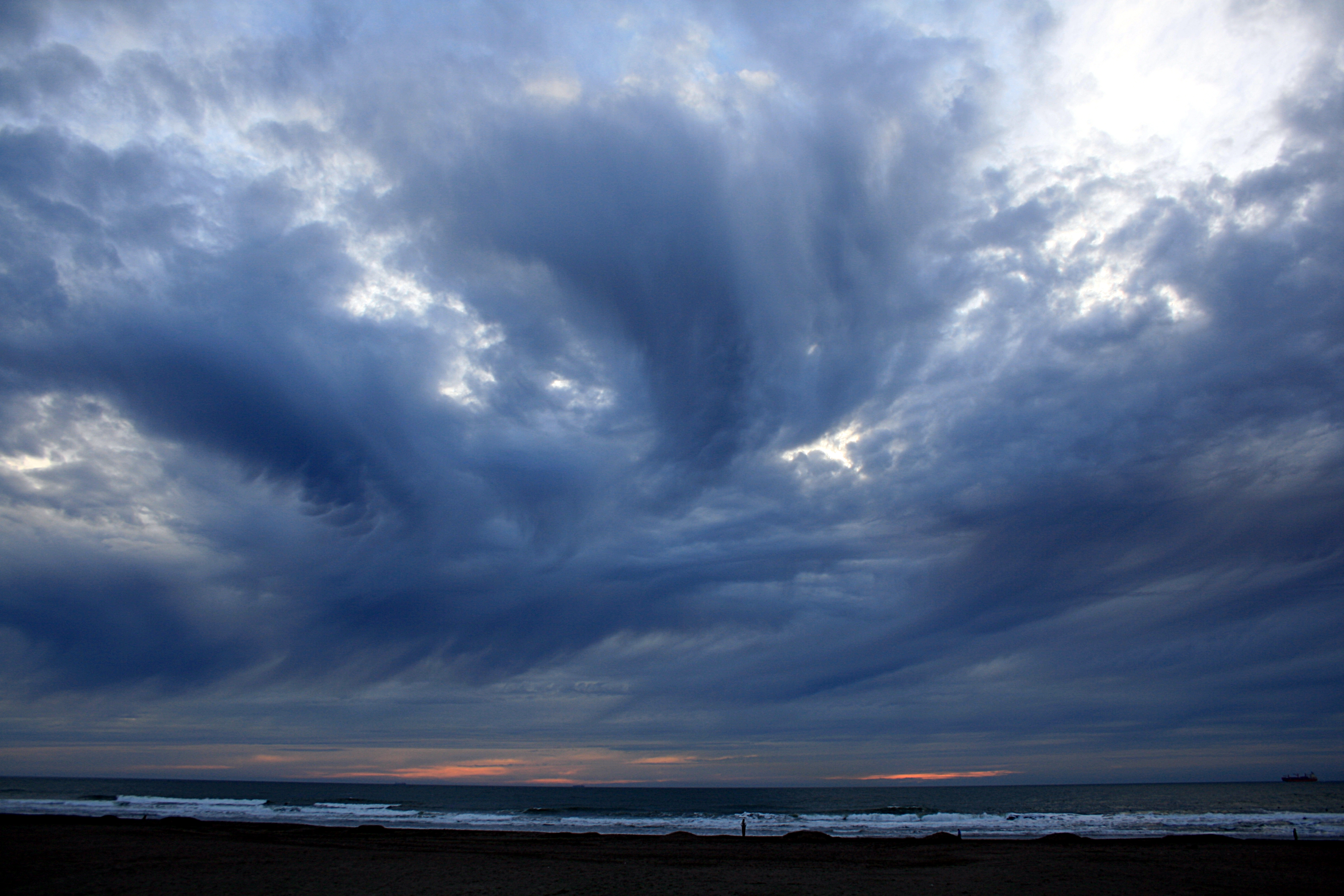 Big clouds. Большое небо. Big cloud Sky. Какое самое большое небо.