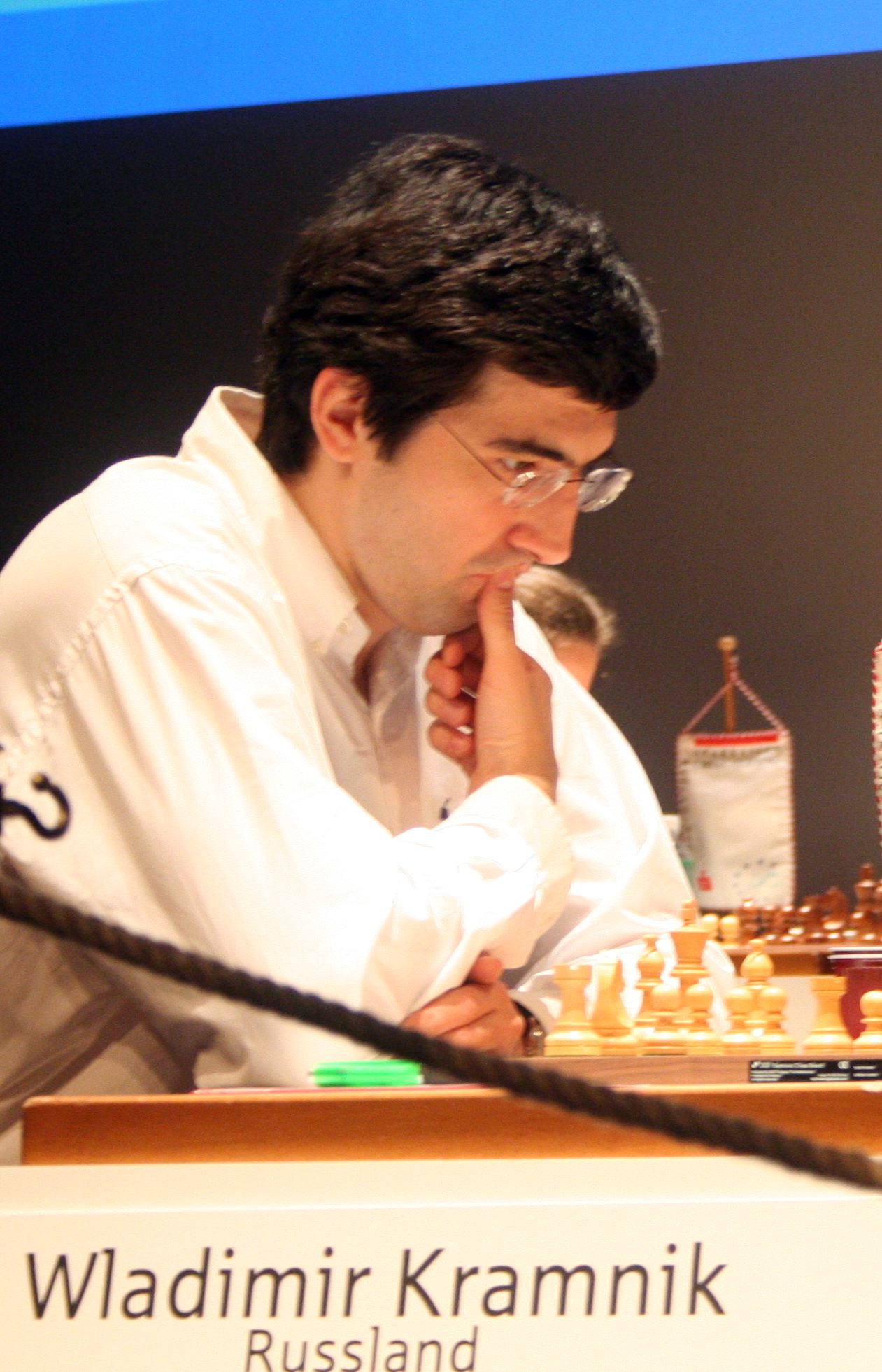 dpa) - Russian World Chess Champion Vladimir Kramnik (L) plays against  Hungarian Grandmaster Peter Leko (R) during the 2004 Dortmund Chess Meeting  in Dortmund, Germany, 23 April 2004. The event takes place