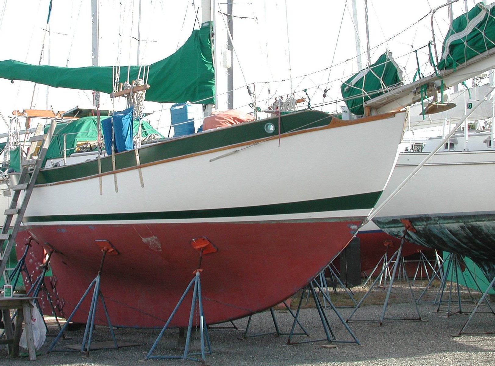 File:Westsail 32 on Stands.jpg - Wikimedia Commons