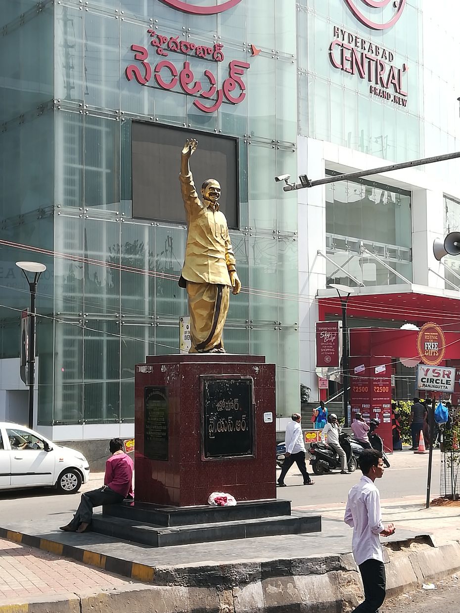 File:YSR Statue.jpg - Wikimedia Commons