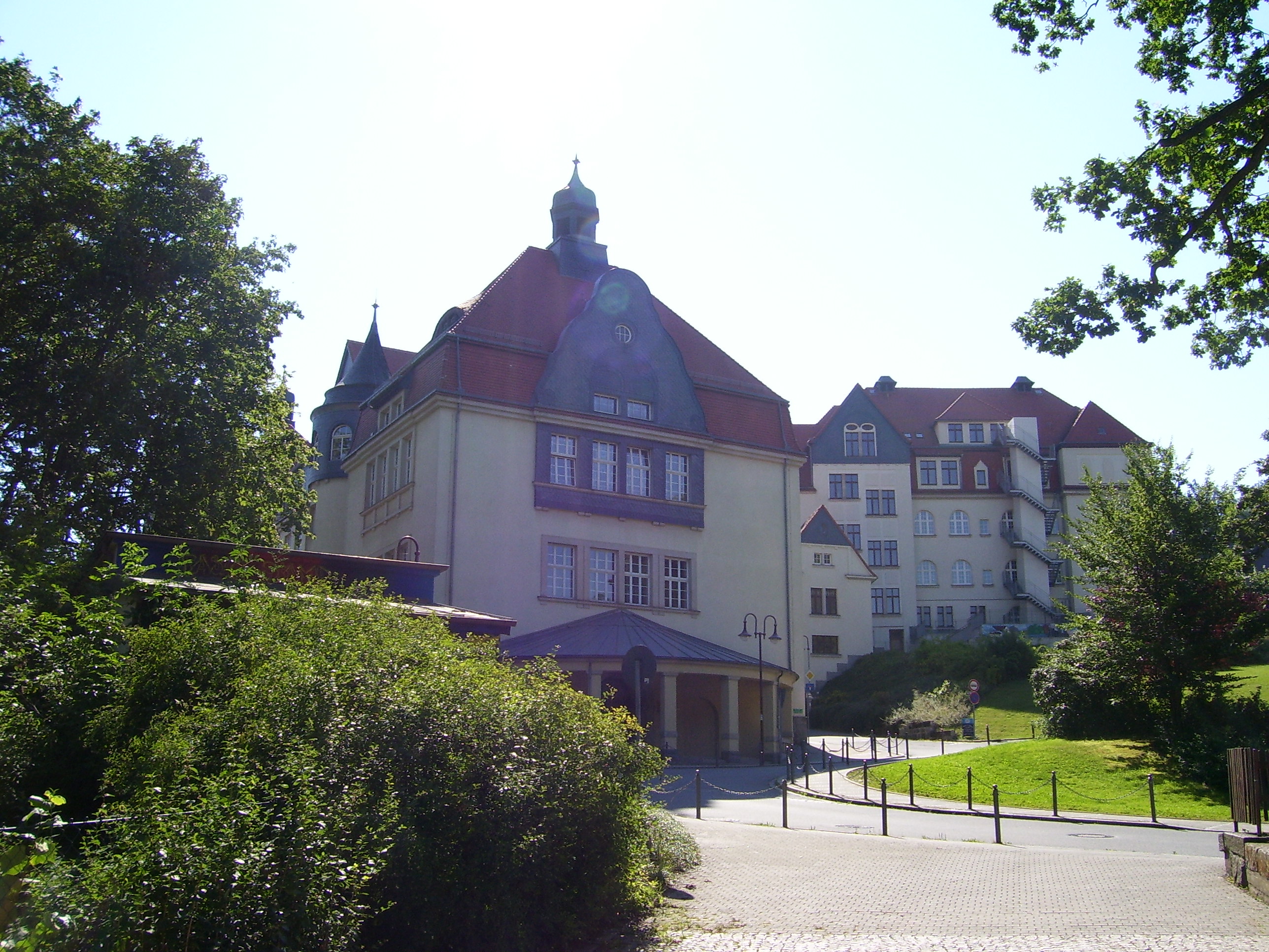 Goethe - Gymnasium Sebnitz vom Alten Friedhof aus gesehen. Blick auf so genanntes Haus I