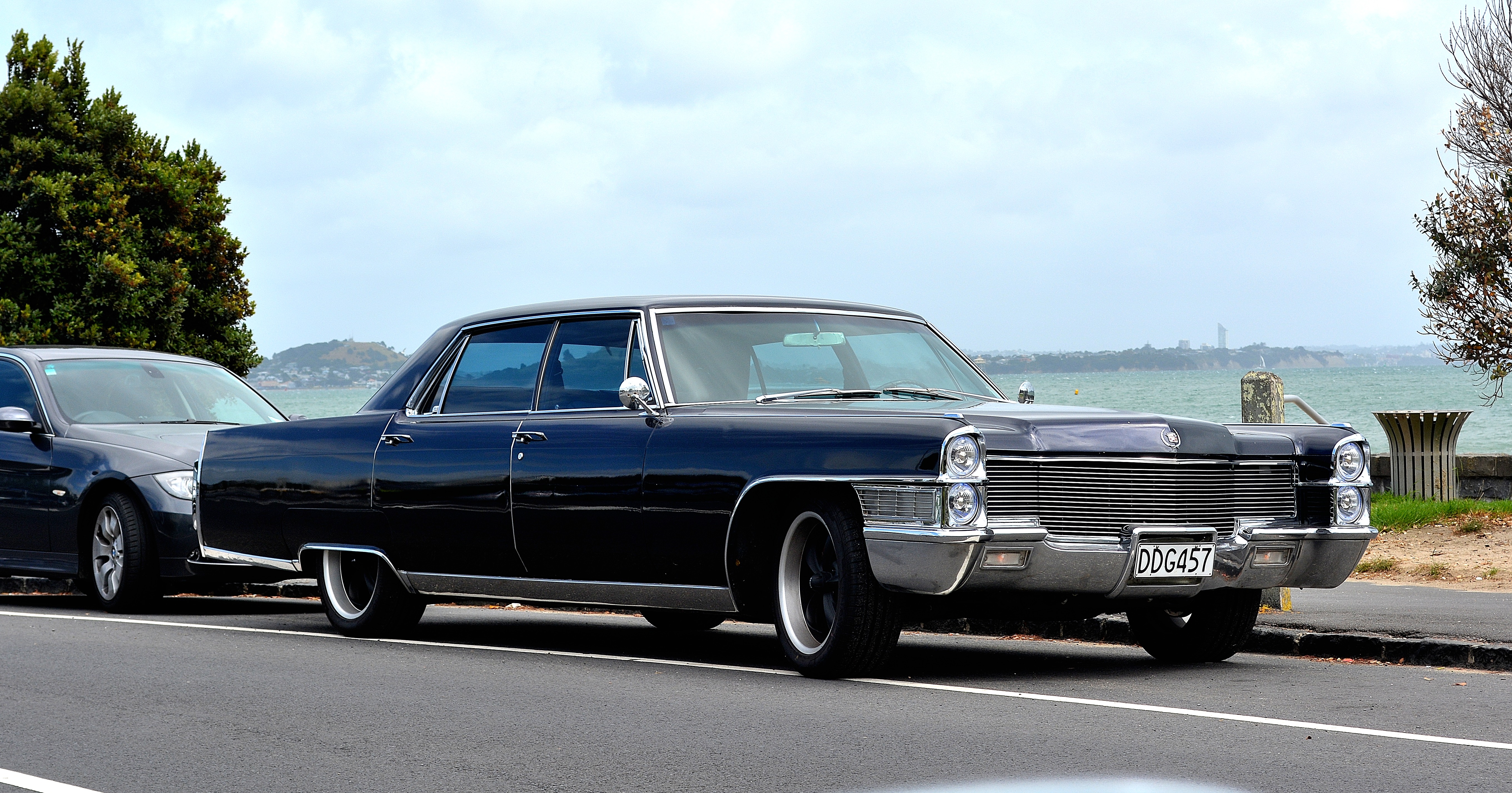 1965_Cadillac_Fleetwood_(16268451089).jp