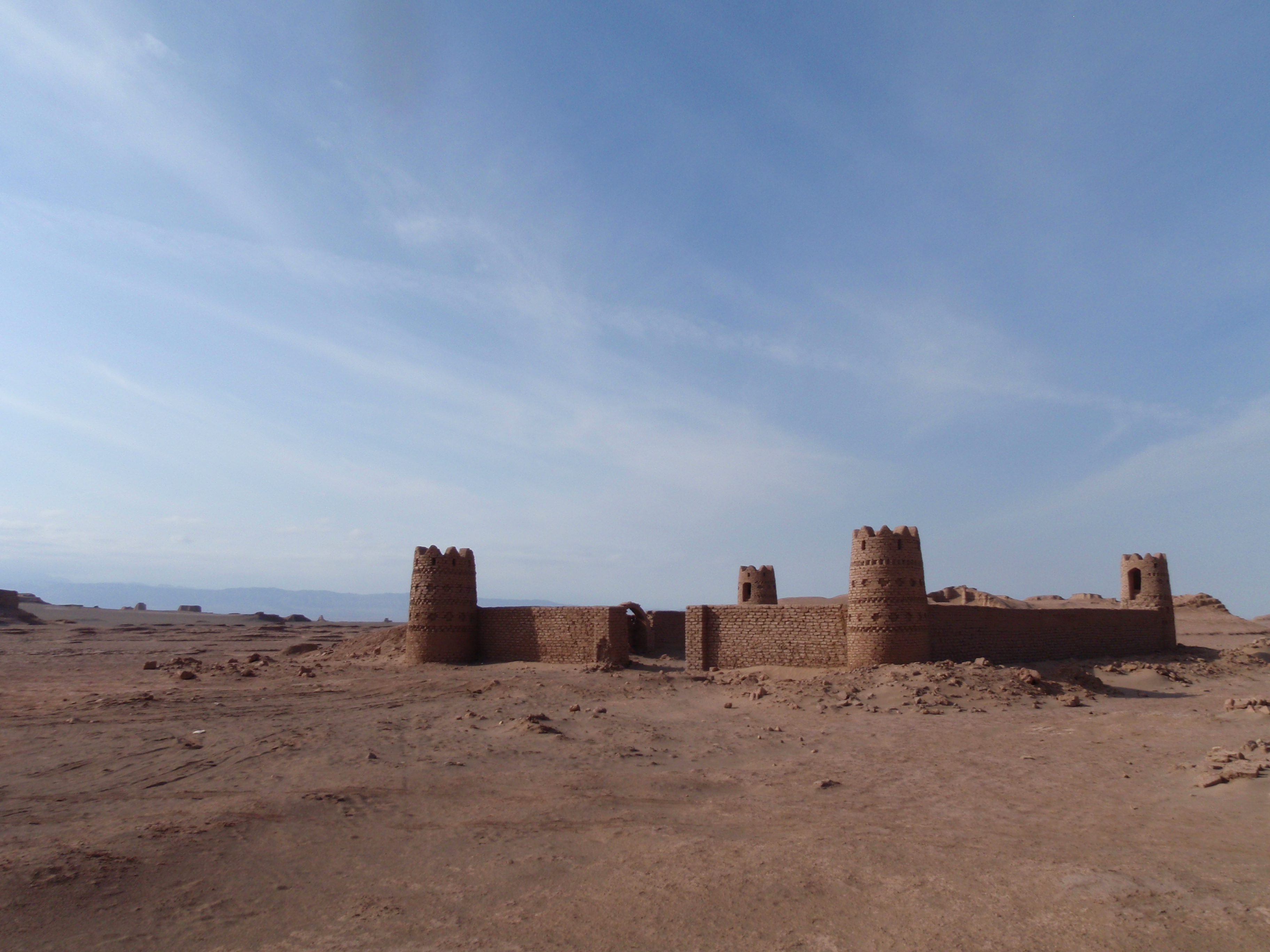 [!ON!] Para Córdoba - Página 4 Abandoned_caravanserai%2C_Dasht-e_Lut