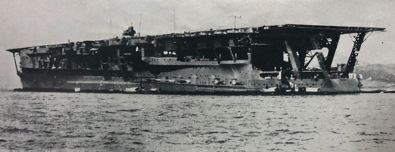 File:Aircraft carrier Kaga sideview IJN.jpg - Wikimedia Commons