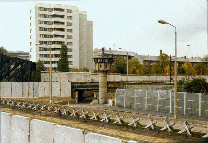 Berliner Mauer mit Panzersperren (Liesenstraße-Gartenstraße 1980).jpg