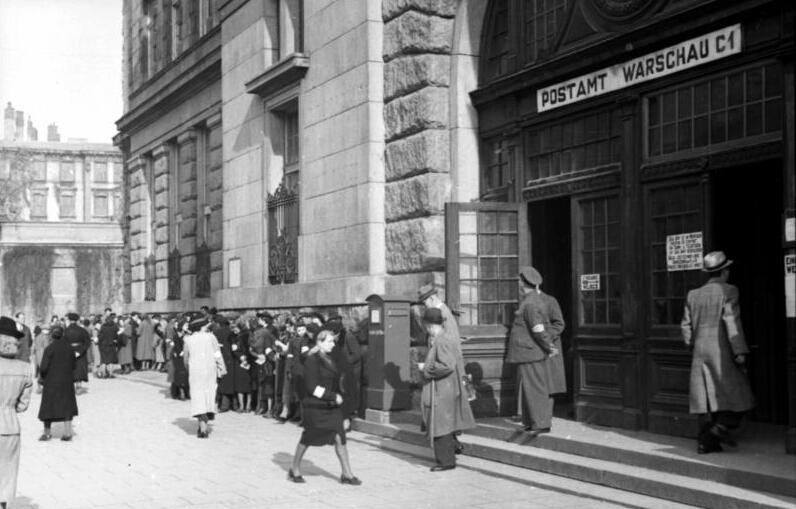 File:Bundesarchiv Bild 101I-131-0596-27, Warschau, Postamt, wartende Zivilisten.jpg