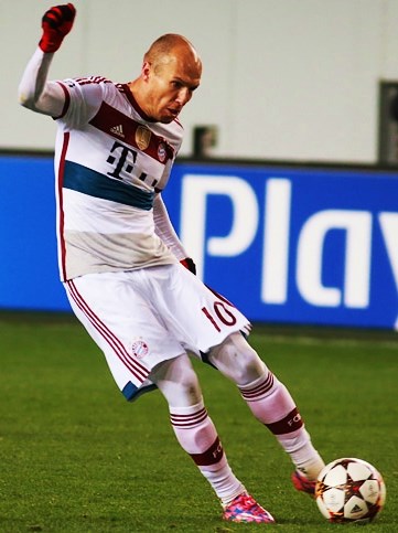 Robben legt aan namens Bayern in oktober 2014.