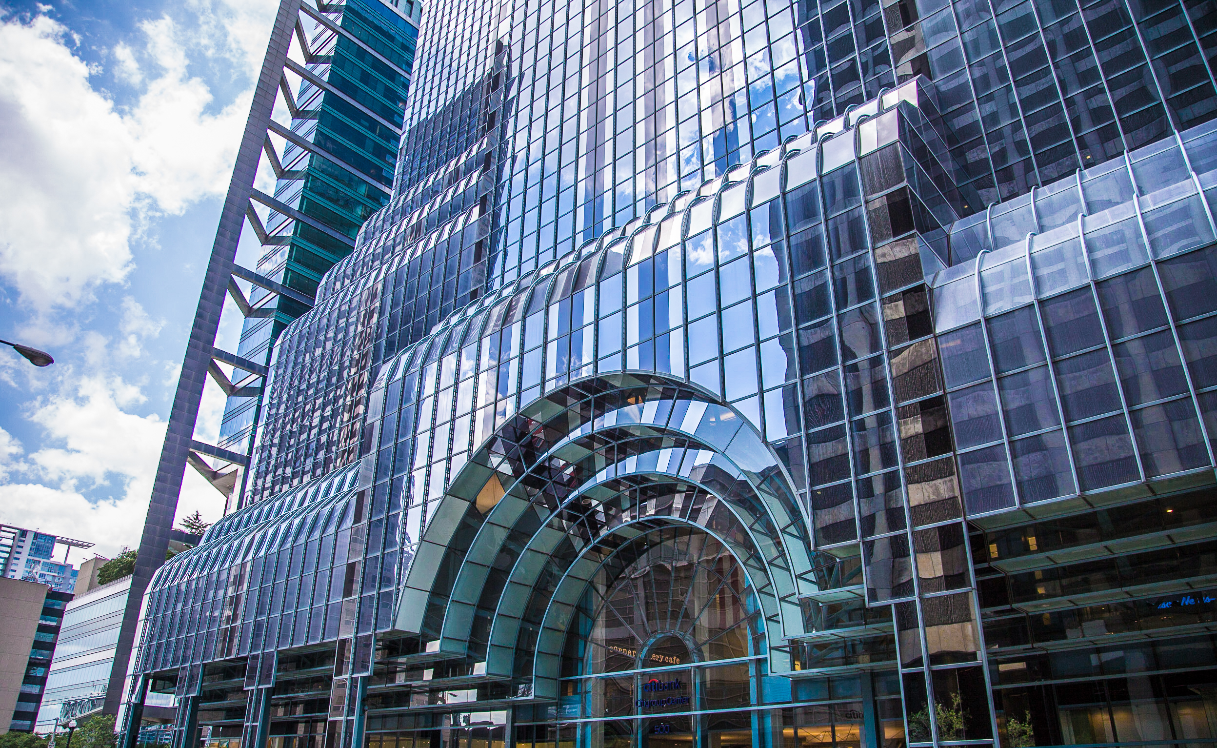 He in the center of chicago. Citigroup Tower Шанхай. СИТИКОРП центр в Нью-Йорке. Онтери центр в Чикаго. Dearborn Center в Чикаго Бофилл.