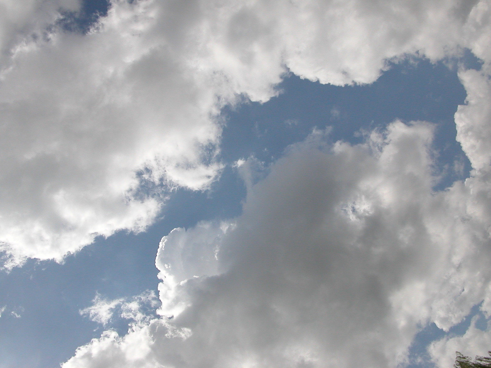 Белые облака и дом. Clouds from Center.