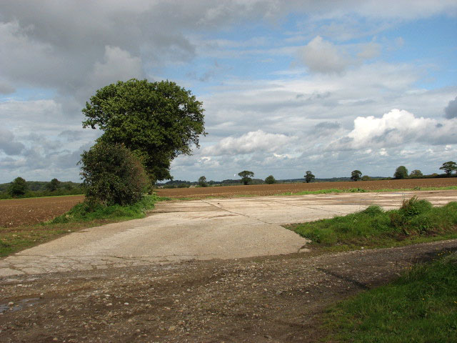 File:Concrete farm hardstand - geograph.org.uk - 989186.jpg