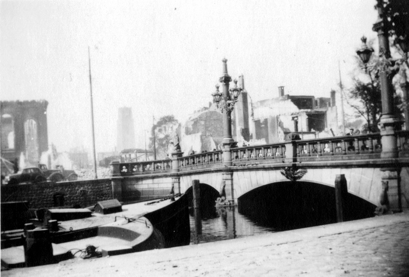 File:De Regentessebrug met karkassen van de verwoeste Wijnhaven, Posthoornsteeg en Lutherse Kerk 1940.jpg