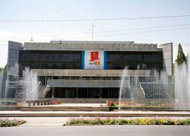 File:Dushanbe Vahdat Palace.jpg
