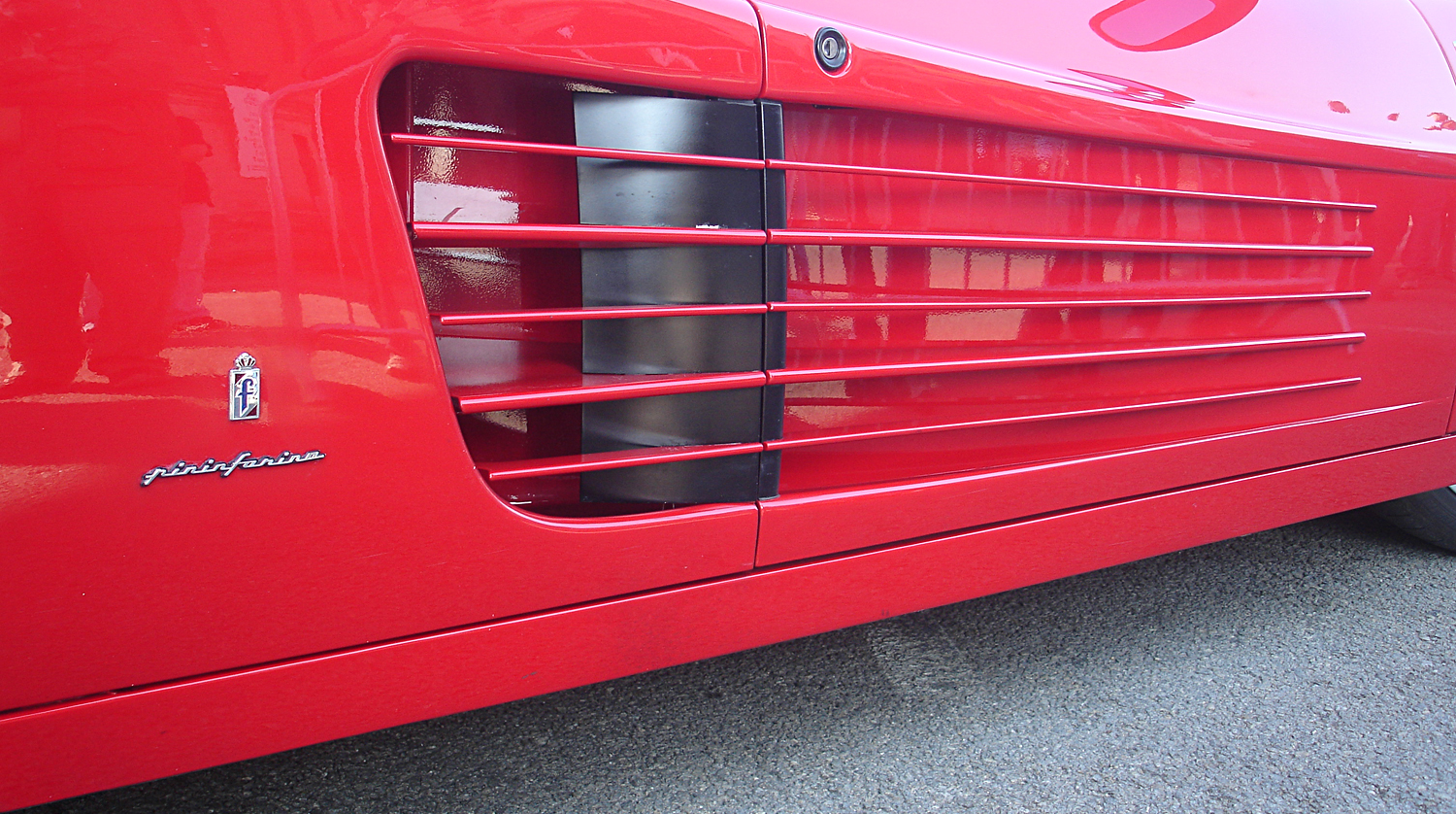 Ferrari-testarossa-sideview