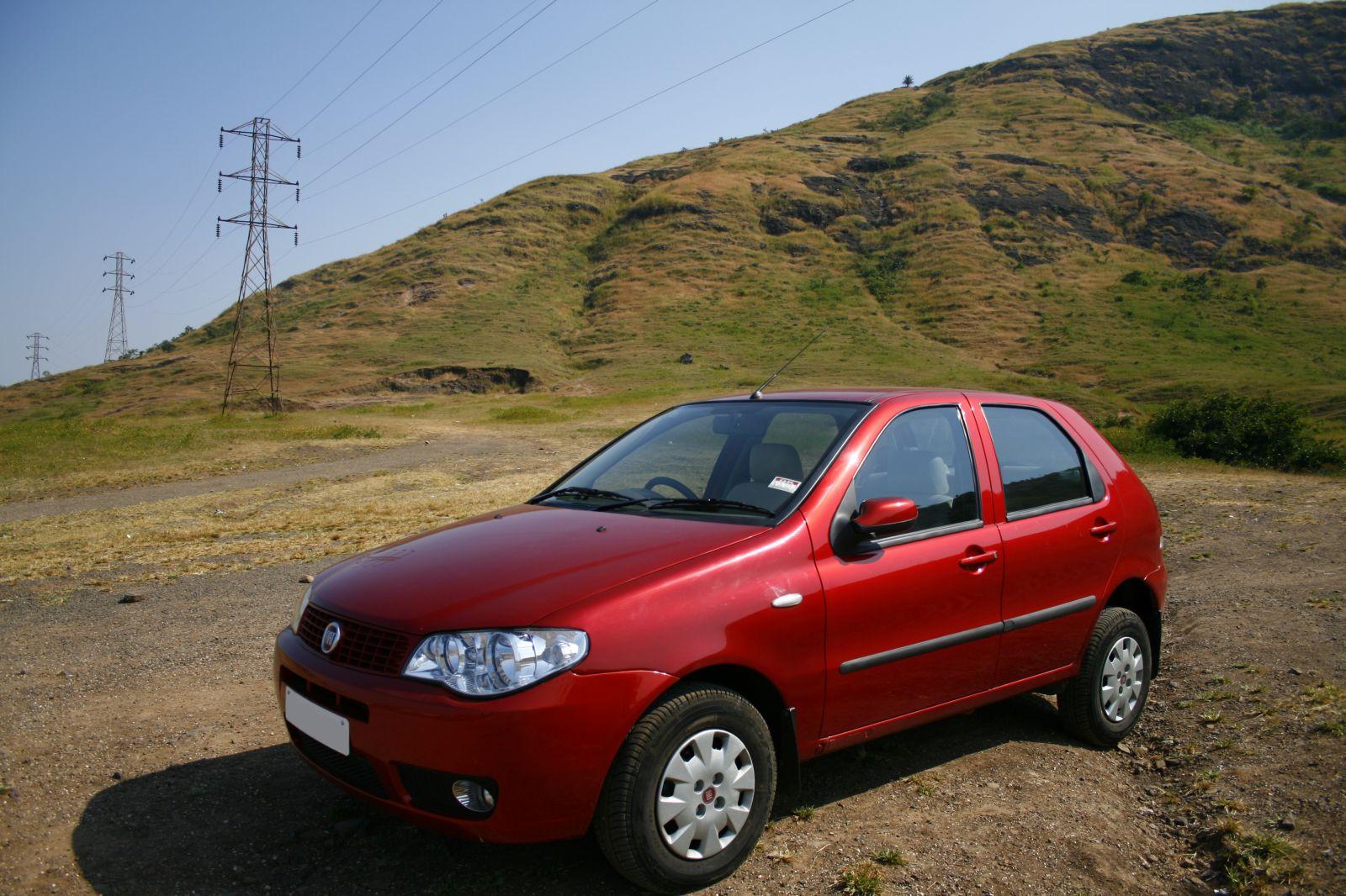 https://upload.wikimedia.org/wikipedia/commons/4/44/Fiat_Palio_Stile_Multijet_Diesel.jpg