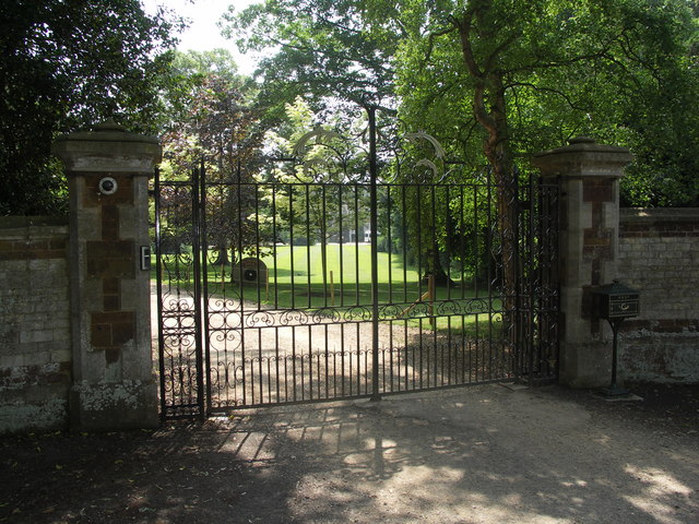 File:Gates to the Hall. - geograph.org.uk - 460633.jpg