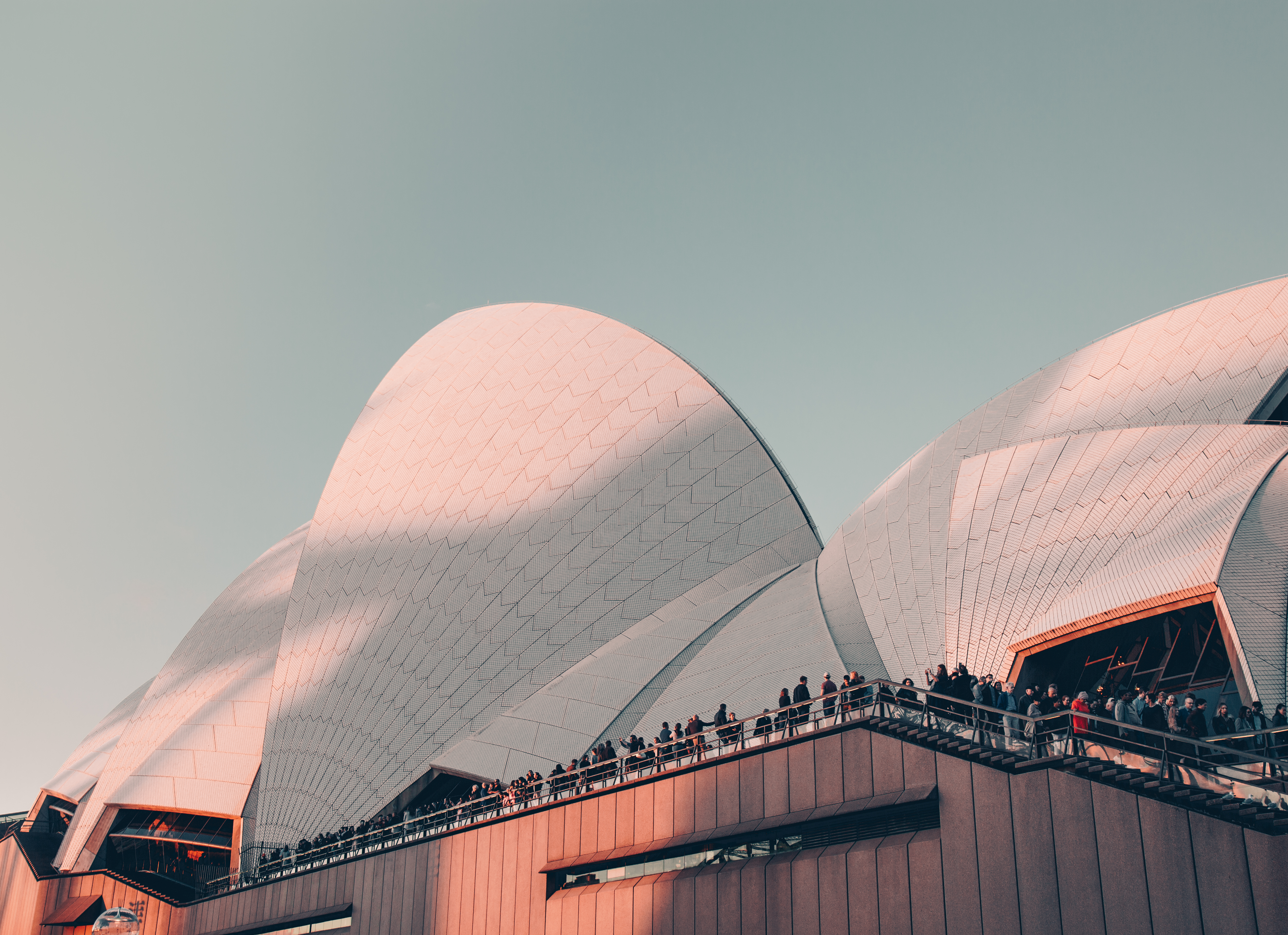 Цвет в архитектуре. Сиднейский оперный театр крыша. Sydney Showground купол. Современная архитектура. Современные здания Китая.