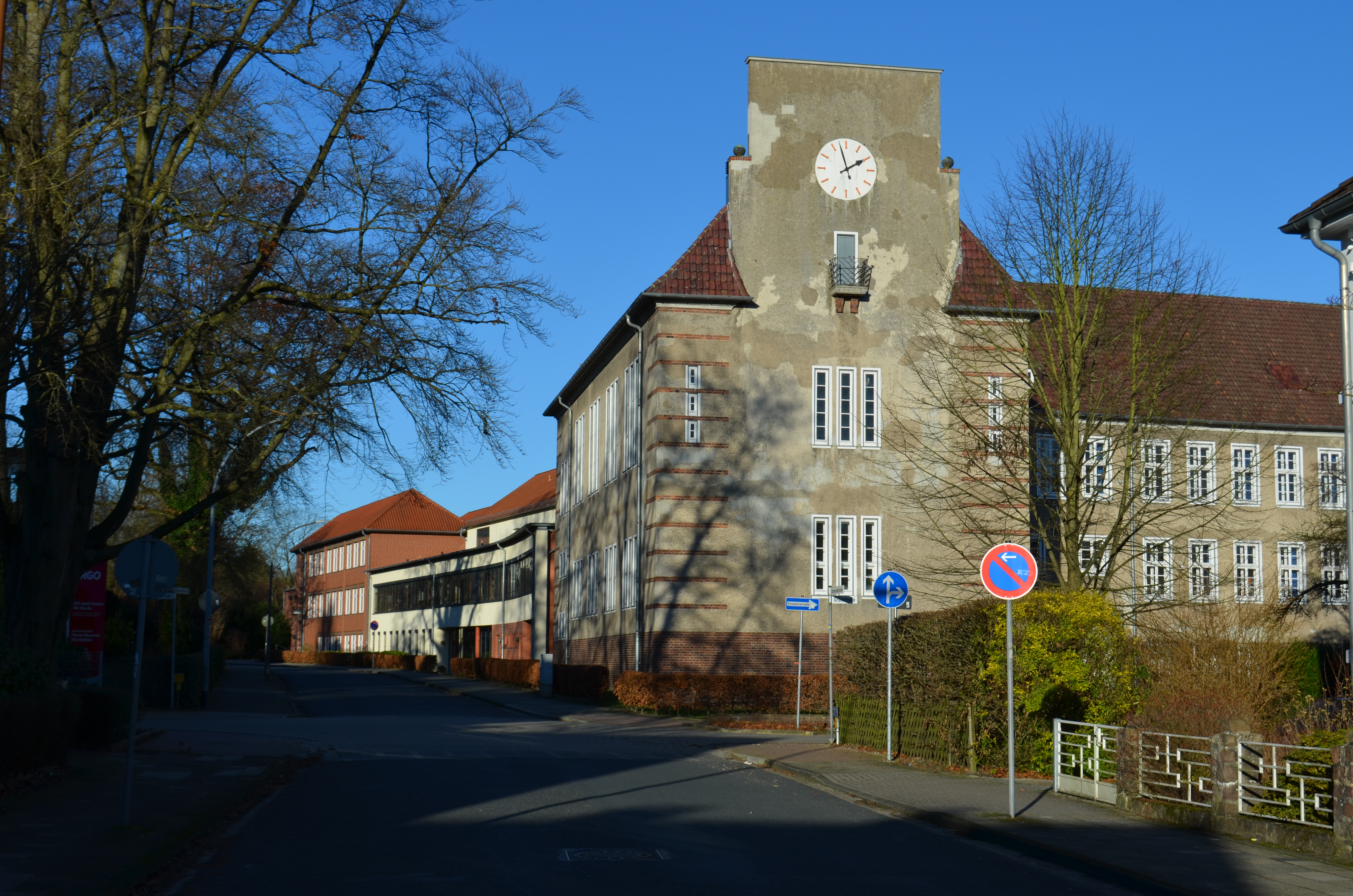 Gymnasium Walsrode, altes Hauptgebäude. Im Hintergrund links sind neuere Anbauten und einige der neu...