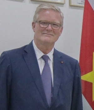 <span class="mw-page-title-main">Henk van der Zwan</span> Dutch diplomat