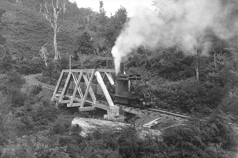 File:Henry Winkelmann 'Vertical boilered steam locomotive ..., used in the construction of the Upper Nihotupu Dam,' Sir George Grey Special Collections, ref. 1-W1803, Auckland Libraries.jpg