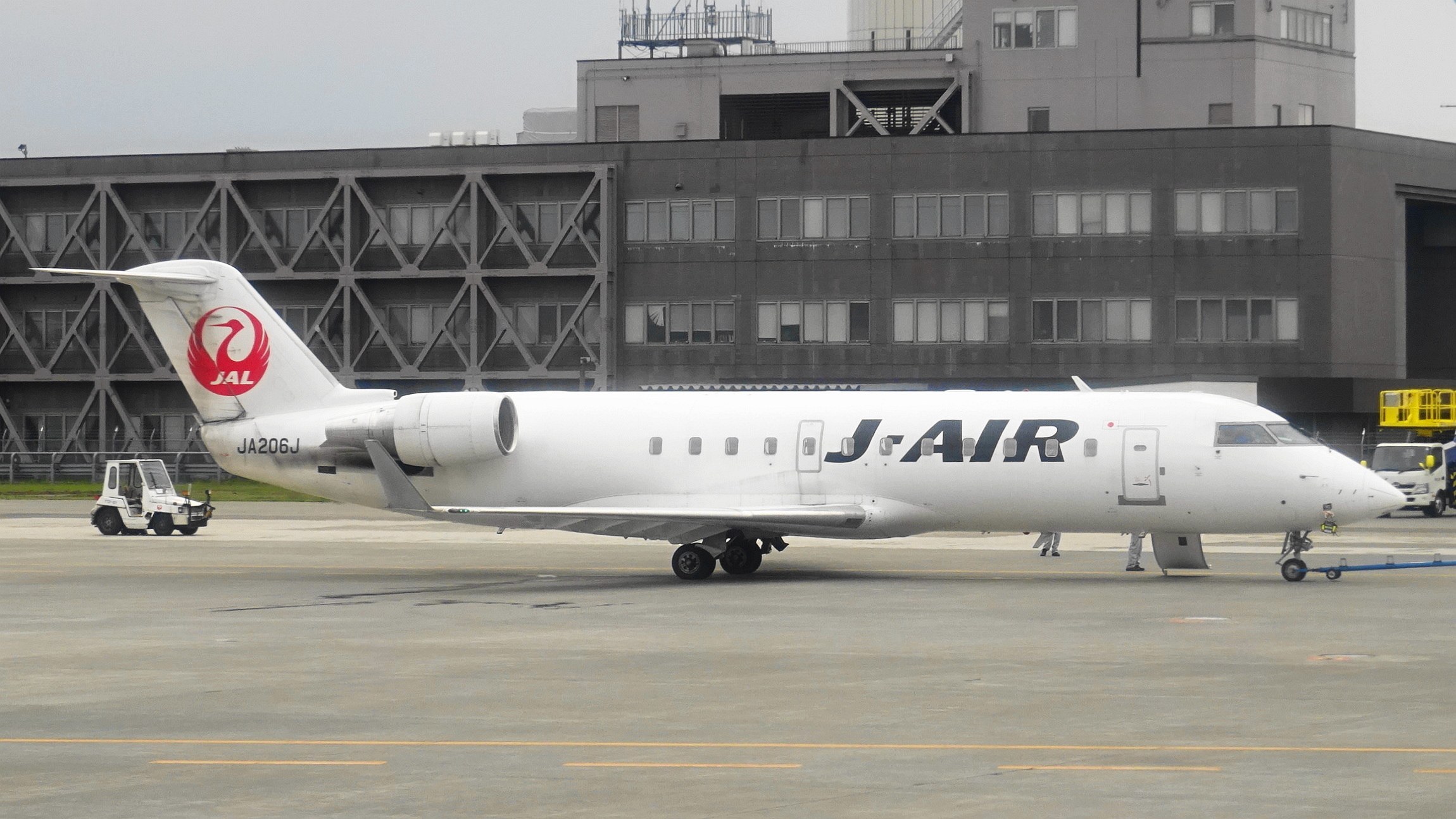 File:J-Air Bombardier CRJ200ER (JA206J) at New Chitose Airport.jpg