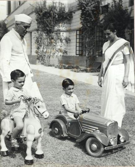 File:Jawaharlal Nehru with Indira, Rajiv and Sanjay Gandhi at Teen Murti House (01).jpg