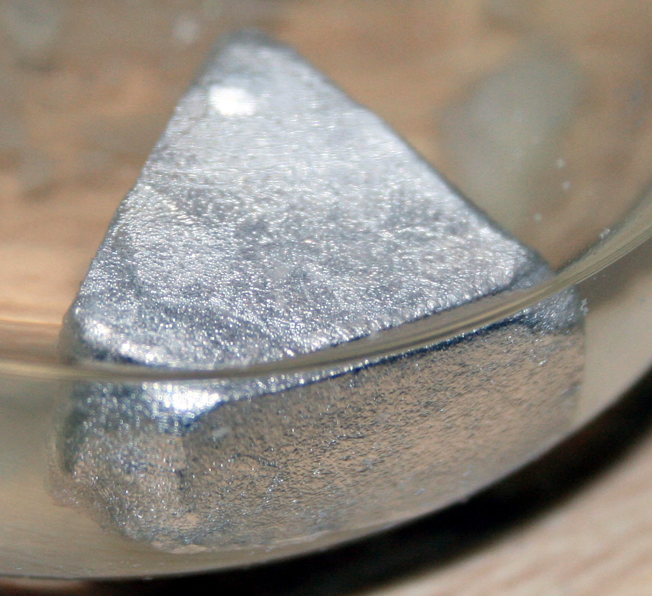Калий легче воды. Калий / Kalium (k). Калий щелочной металл. Металлический натрий. Кусок металла.