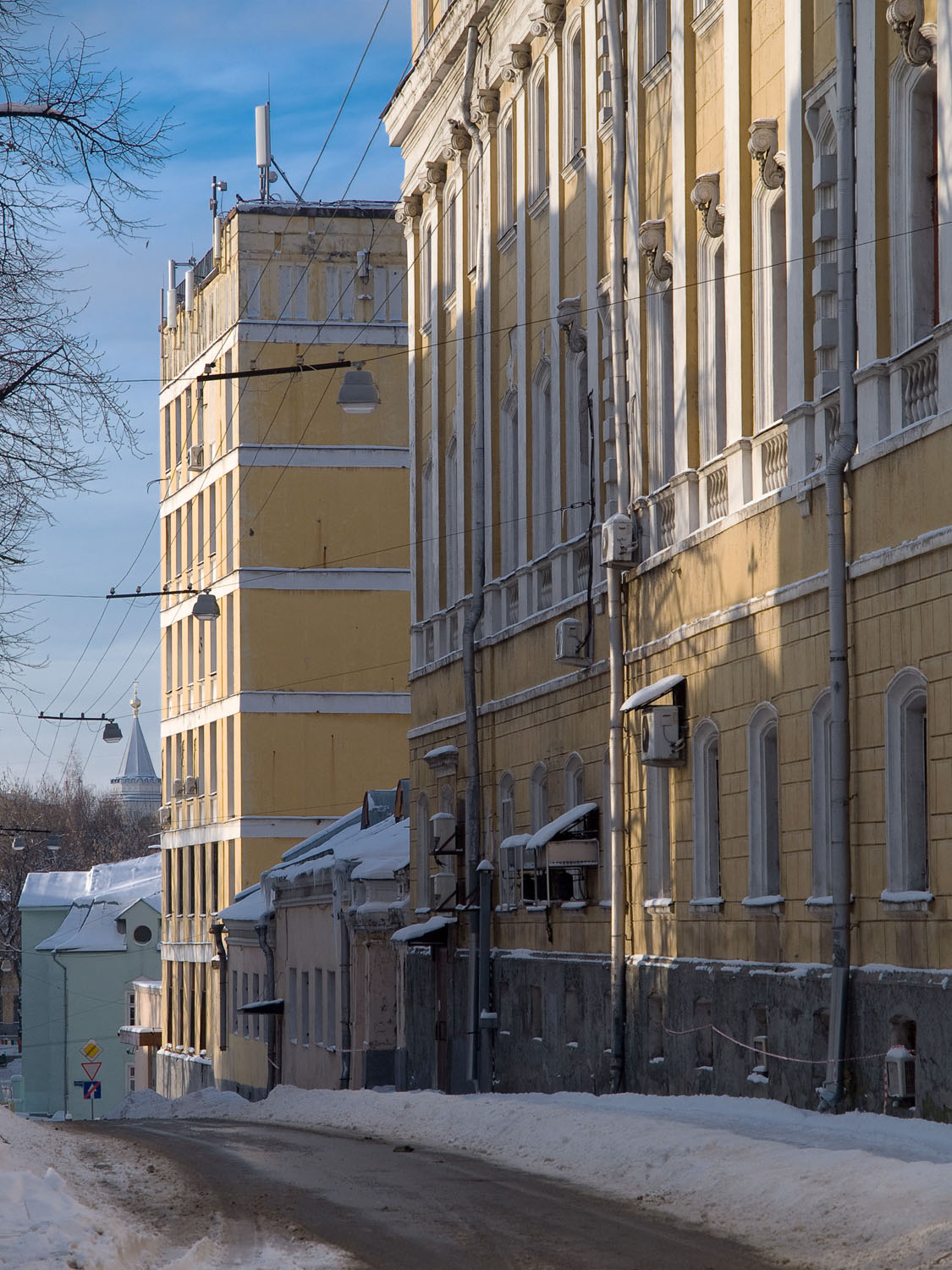 Большой трехсвятительский пер 2