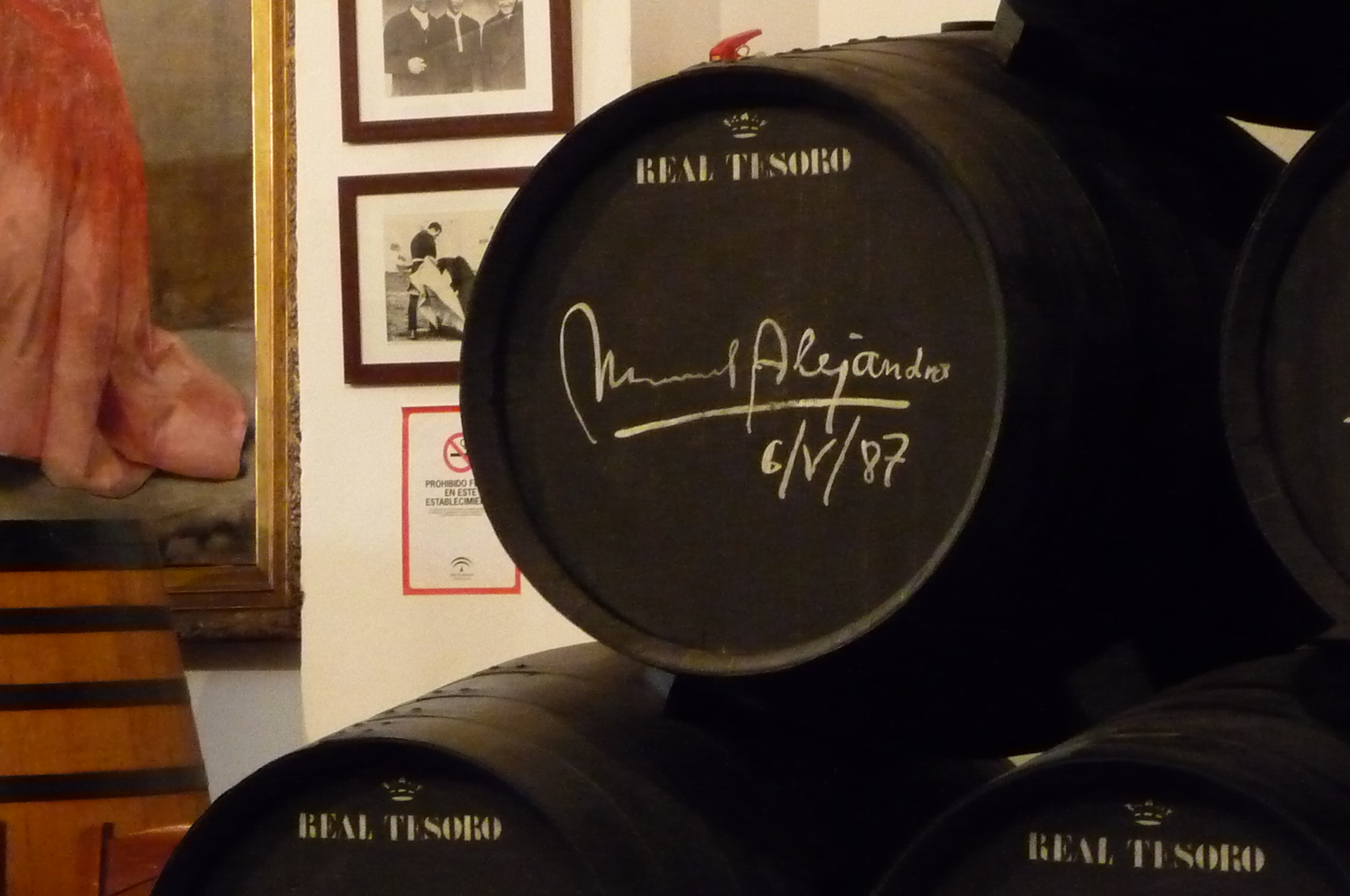 Barril de vino firmado por Manuel Alejandro.