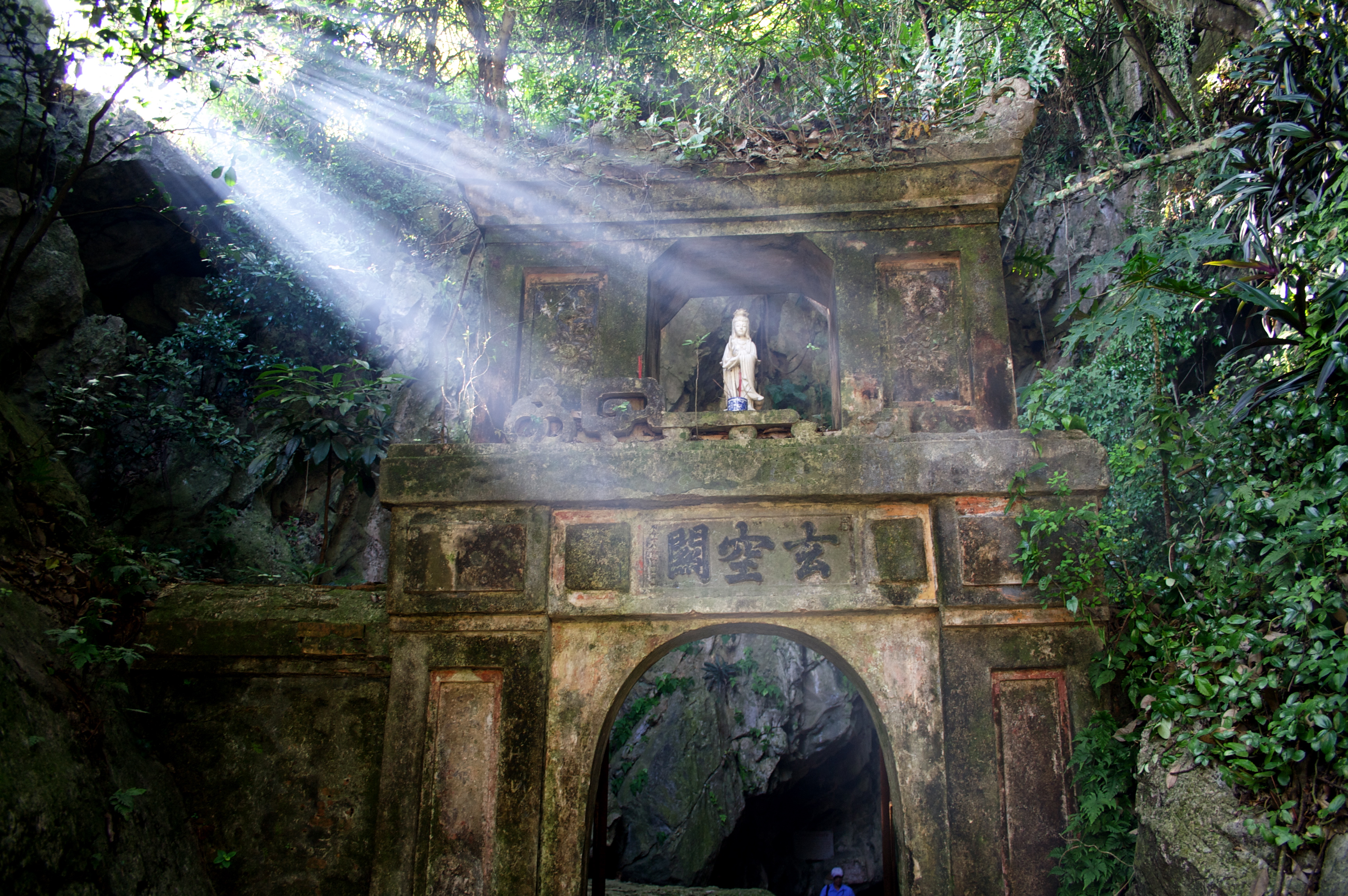 File:Marble Mountain Gate, Da Nang.jpg - Wikimedia Commons
