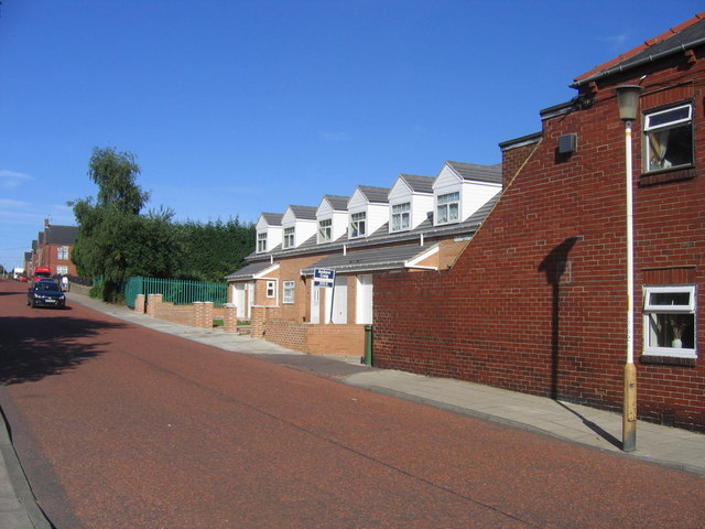 File:New Housing - geograph.org.uk - 201761.jpg