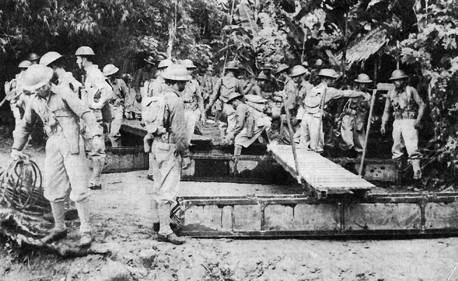 Datei:Philippine Scouts engineers preparing sections for a pontoon bridge.jpg