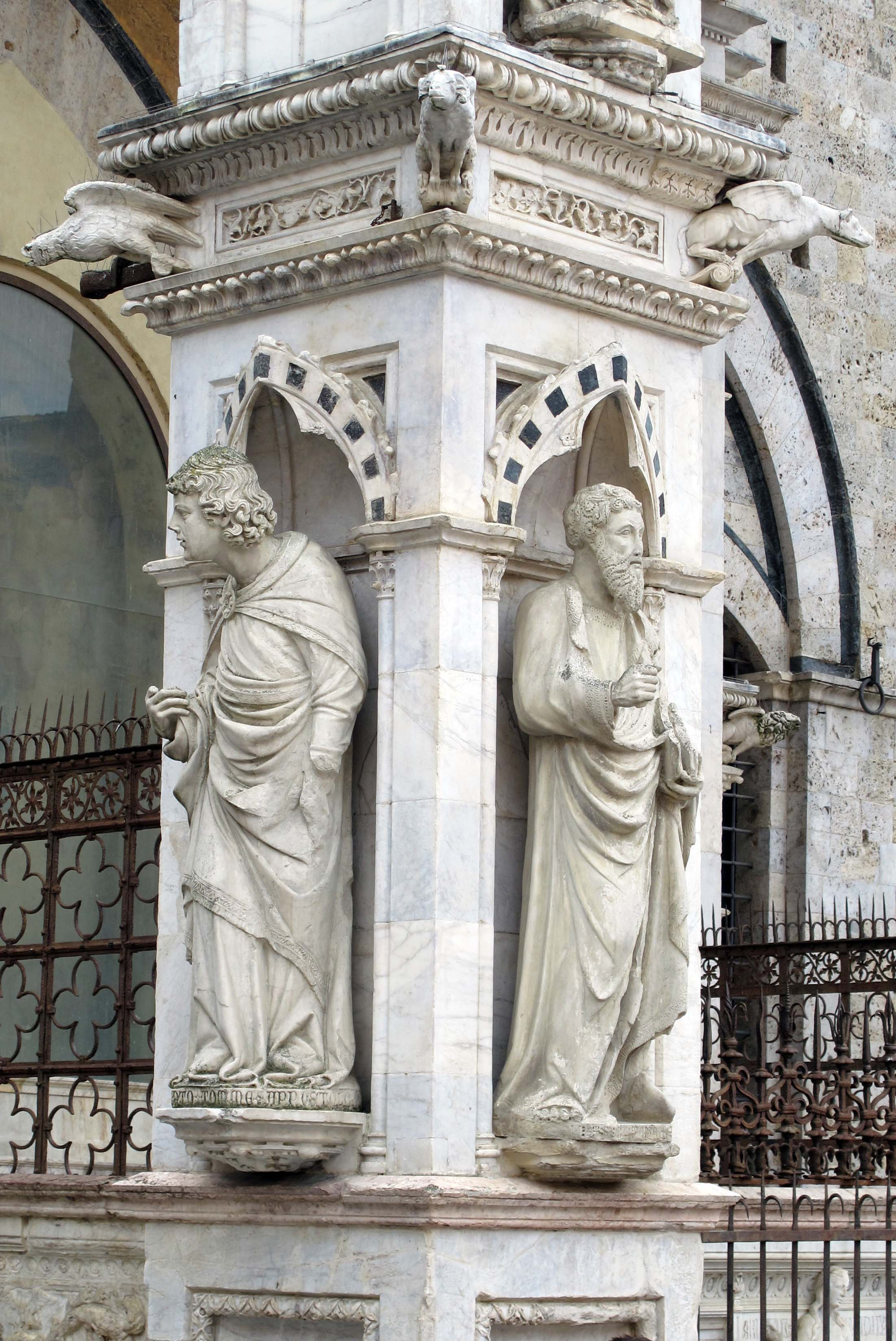 Piazza del campo, si, cappella di piazza 02 sculture di Mariano d'Angelo Romanelli e Bartolomeo di Tomm detto Pizzino, 1378-1382.JPG