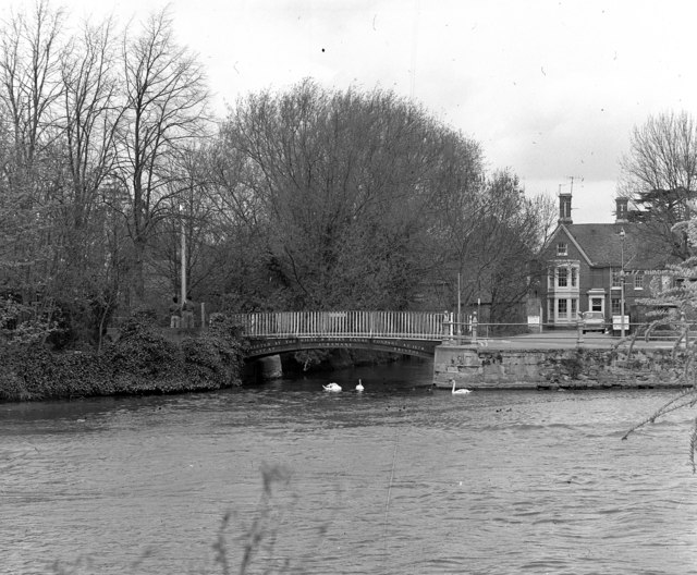 File:River Thames, confluence with River Ock - geograph.org.uk - 522996.jpg